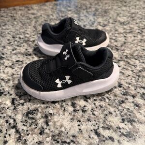 Pre-owned Size 7 Under Armour Boy’s Surge  Runnng Shoes Size 7K